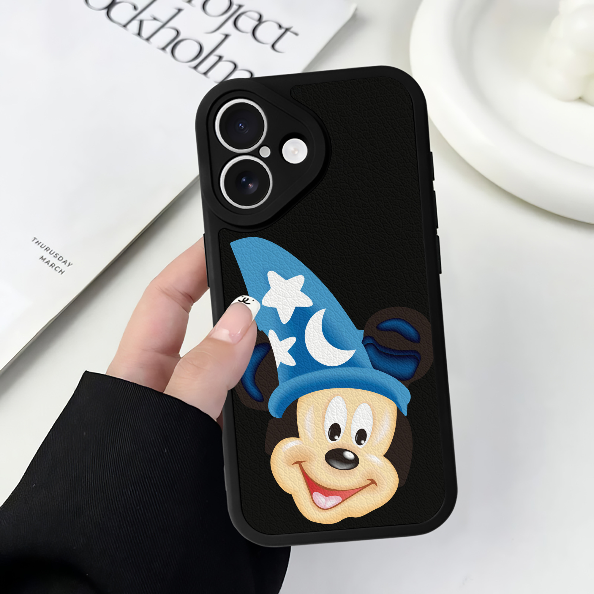 （画像用） ミッキーマウス Mickey Mouse 【iPhone 16シリーズ対応】シリコンスマホケース（レザー調） 材質：シリコン